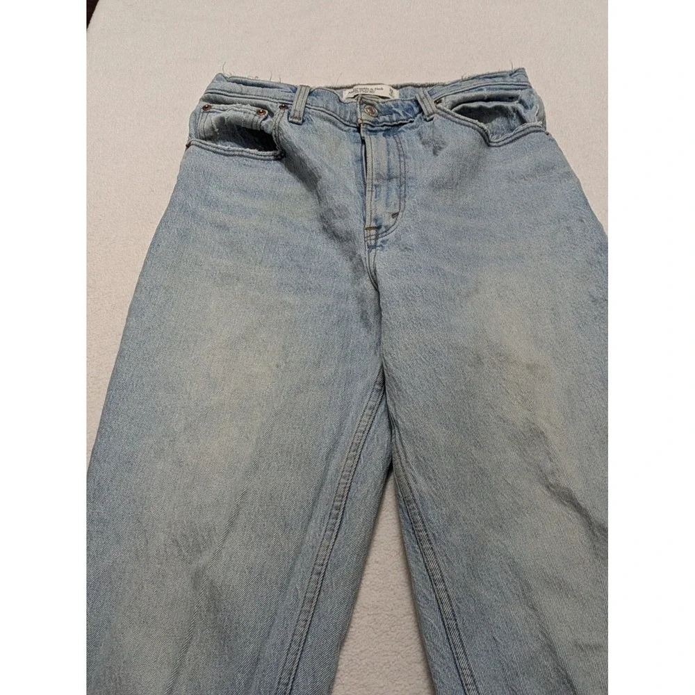 Abercrombie Curve Love Mid Rise 90s Straight Jean Size 26 6 Split Hem Light Wash